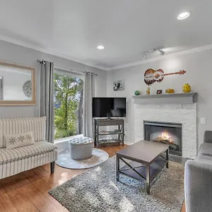  Apartment Nash Star Private - 2bed, 2bath, Sleep 6, 25 Min Walk To Broadway And Attractions, Pool, Gym